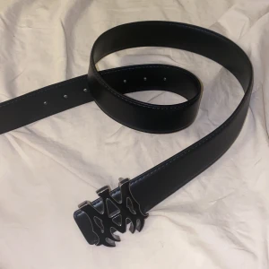 Amiri bälte - Säljer ett amiri bälte som jag inte använder längre. Typ ny skick. 110cm. Kan gå ner i pris vid snabbaffär!!