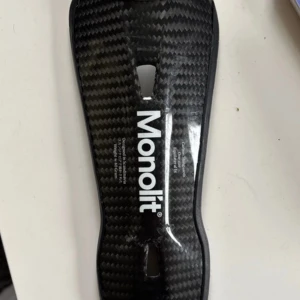 Monolit kolfiber benskydd  - Har bara ett monolit benskydd, tappade bort andra. Har nu ingen användning av den längre så säljer den.