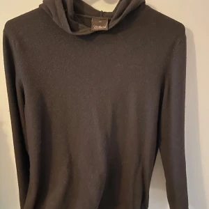 Cashmere hoodie från Oscar Jacobson - Säljer en mörkbrun stickad hoodie från Oscar Jacobson i storlek XS. Den är använd till och från i några månader men har nu växt ut den.