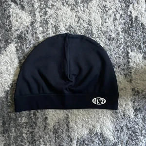 Risky mössa - Säljer en risky mössa, har bara öppnat den för att fota den, och den är bara provad 1 gång och jag tyckte inte om den. Pris kan diskuteras 