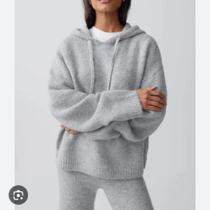 Stickad hoodie - Superfin tröja som knappt är använd. Den är i storlek S men skulle säga att den passar en M också. Köpt för 399kr. Den sitter som den gör på första bilden därav tar jag inga bilder med den på😊