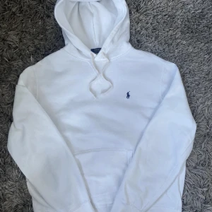 Polo ralph lauren hoodie  - Säljer nu en sjukt snygg polo ralph lauren hoodie i  bra skick, har du mer frågor är det bara att höra av dig/Olle