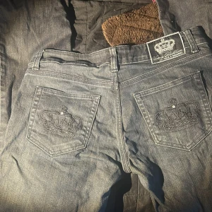 Blå jeansbyxor från Victoria Beckham x Rock & Republic - Blå lågmidjade jeans från Viktoria Beckham jätte fina jeans säljer så de för stora för mig storlekslsppen är bort klippt men skulle gissa att det är storlek L skriv om ni är intresserade på mått eller annat