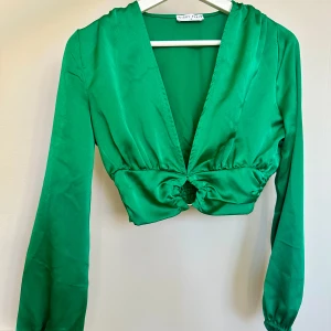 Grön blus - En grön blus från Eight Paris köpt i Paris. Resor runt armarna och i ryggen runt midjan vilket gör att den passar både XS och S. 