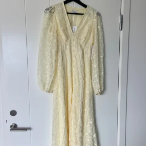 Gul klänning - Så fin ljusgul klänning från bubbleroom i storlek 34! Helt ny med lapp kvar, slutsåld på hemsidan 💕 