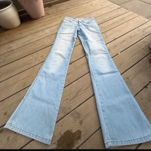 Ljusblå low waist jeans  - Ljusblå low waist jeans med bootcut passform från Dreammarks. Storleken är W:26 L:32 men skulle säga att de sitter som en Xs. Säljer då de e försmå så därav inga bilder på tyvärr. Skriv för fler frågor. 