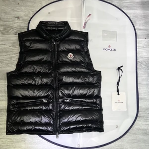 Moncler väst gui - Hej! Jag säljer nu min moncler gui väst som är i nyskick den är andvänt väldigt sparsamt och inte alls länge, den är absolut äkta och köpt ifrån Nk kvittot finns som bevis till det och nfc Scan funkar som den ska. original tillbehören ingår med jackan som taggarna og plastpåsen och dustbagen, priset är hugget i Sten hör av dig vid minsta lilla fråga!😄