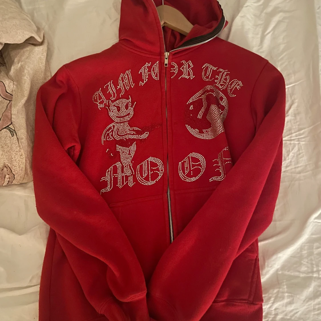 Röd hoodie med strasstenar från Aim For The Moon