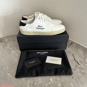 Saint Laurent skor - Hej, säljer nu ett par vita saint Laurent skor, väldigt bra skick på dom, dom är perfekta nu inför sommaren, följer med box och dustbag, skriv för minsta fundering och pris kan diskuteras😁