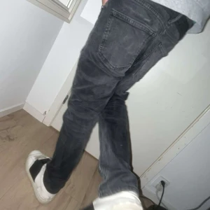 Svarta replay jeans  - Säljer ett par svarta jeansbyxor med klassisk femficksdesign och normal passform. Byxorna har raka ben och är perfekta till vardags. Snygg, enkel stil som funkar till det mesta.