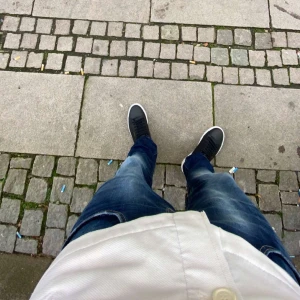 Blå jeans med slitningar - Säljer ett par klassiska blåa replay hyperflex jeans i stl 32  med snygga slitningar och ljusare partier på låren. Jeansen är köpte från Zalando för ca 1699 kr säljs just nu för endast  499kr  Perfekta för en avslappnad och trendig look. Hör av dig vid minsta lilla fundering !!! 