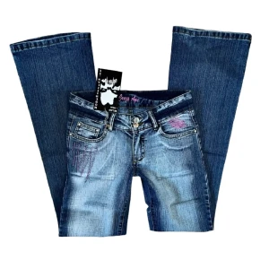 Crazy age jeans💋 - Jätte snygga jeans från Crazy age som tyvärr inte kommer till användning längre!  Bilderna är från säljaren innan! De är lite skadade vid slutet men inte alls mycket. Midjemått raktöver: 37cm Innerbenslängd: 80cm Grenhöjd: 18cm Passar både XS och S Kontakta mig för frågor💝