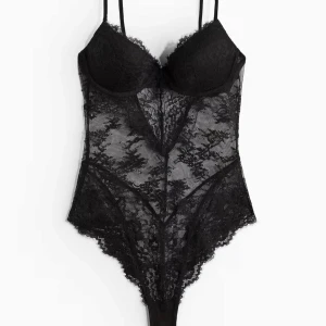 Spetsbody hm - Jättefin spetsbody från hm med prislappen kvar, helt oanvänd. Spetsbodyn har slutats säljas och kommer inte in igen!