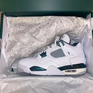 Jordan 4 Retro - Säljer ett par Jordan 4 Retro white/oxidized green. Endast tagna ur boxen för att ta bild på.