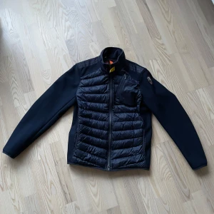 Para jumper  - Marin blå hybridjacka för vår, helt nyskick kvitto finns, köpt på care of Carl.                                                                                      Billigare vid snabb affär! Jacob finns i Eskilstuna men kan skickas!