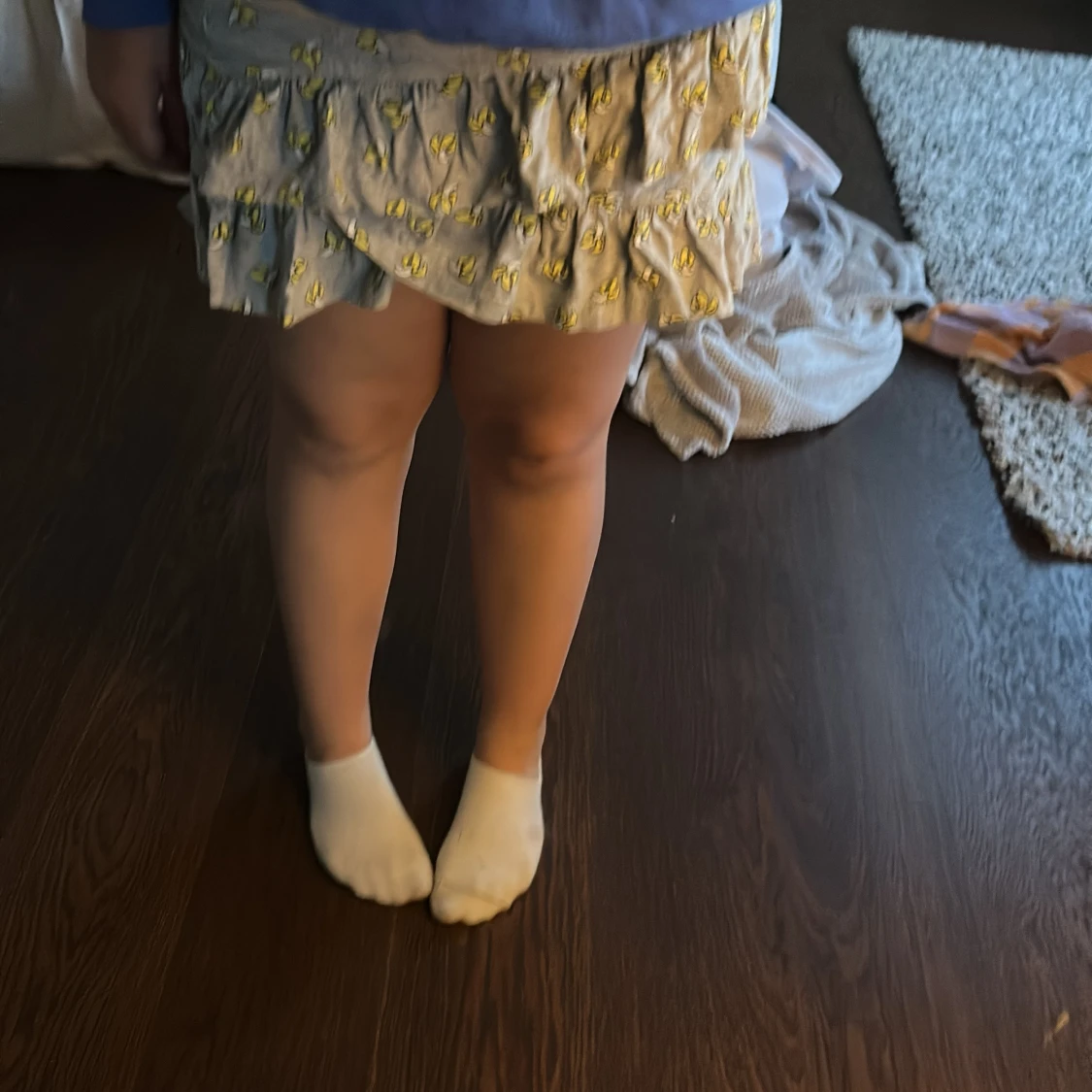 Grå kortkjol med bananmönster