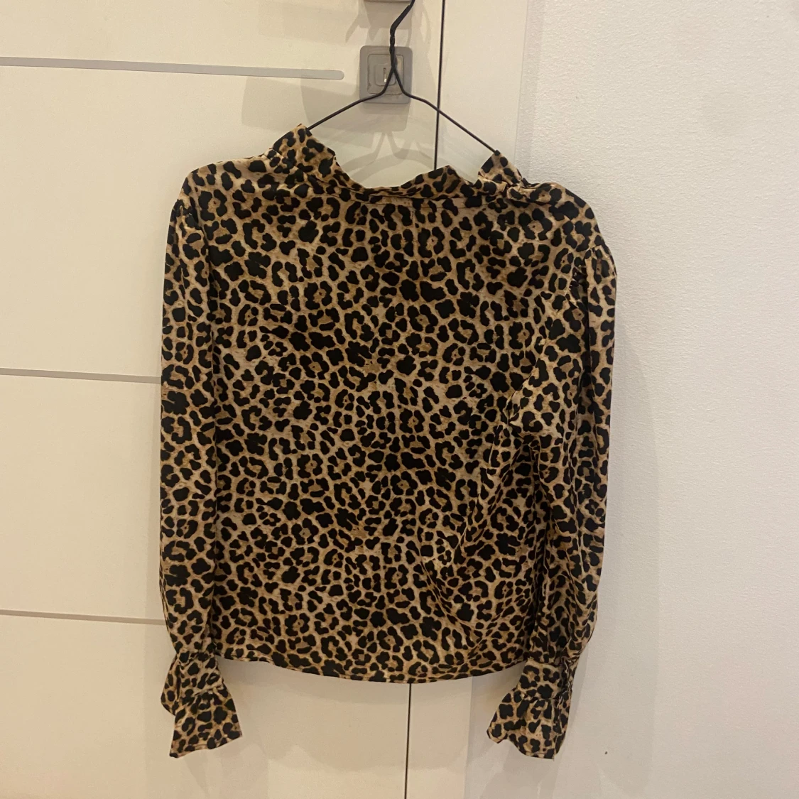 Leopardmönstrad blus med volangkrage - 1