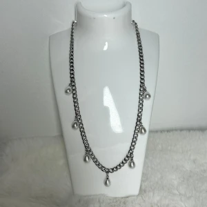 Maria Nilsdotter inspirerat halsband / kedjehalsband med pärlor - Handgjort kedjehalsband med pärlor. Längd på kejdja:45cm material: allt i rostfritt stål förutom pärlorna. Säljer även matchande örhängen, köp gärna i bundle. Fast pris satt efter materialkostnader och tillverkning. Köp gärna via köp nu. 