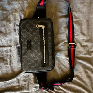 Gucci midjeväska  - Säljer en helt ny Gucci midjeväska – perfekt till sommaren! Modell: Canvas Svart. Justerbart band (one size). Färg: svart. Kommer med originalbox och dustbag. Exklusiv och stilren – passar både vardag och fest. Pris kan diskuteras. Skicka DM vid intresse!