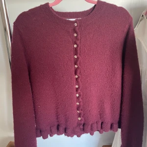Kofta - Supersöt vinröd kofta ifrån Zara. Köpt för 380kr ny i butik. Säljer få den inte kommer till användning. Använd 1 gång så som ny.😊