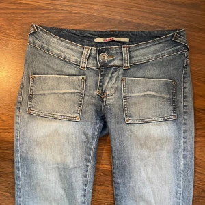 Lågmidjade jeans - Intressekoll på mina älskade jeans. Lågmidjade och utsvängda, jättecool design med fickorna. Kom för fler frågor!