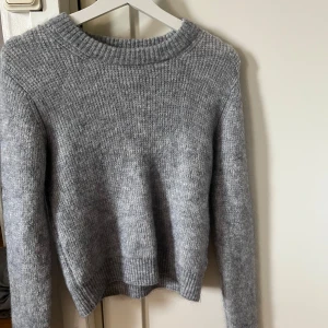 Grå stickad tröja - Mysig grå stickad tröja. Säljer den för att jag inte använder den