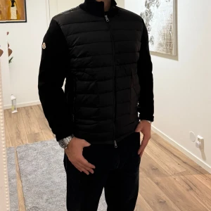 Moncler Hybrid Cardigan - Nyskick, använd max 3-4 ggr. Storleken  är M som är passar för de som vanligtvis har S-M 
