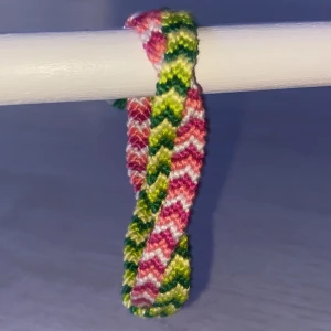 Kompis Armband - Ett super fint handgjort armband med twistas design med  snygga färger: Rosa och Grön 🩷Finns endast 1 armband tillgängligt i denna färg och mönster ❗️kontakta innan köp,  Swisha privat för billigare pris (inget köpskydd)❗️