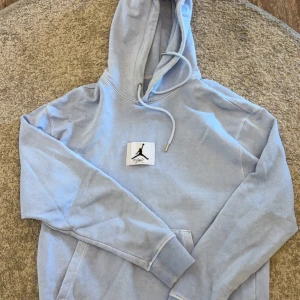 Jordan Hoodie  - Jordan hoodie i ljusblå, cond 9/10, strl M men passar även en S