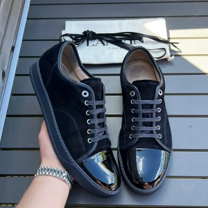 Lanvins  - Säljer dessa sjuukt feta lanvins i en supersnygg navyblå färg som är sjukt rare.  Uk10 vilket motsvarar 44-45! Skick 9,5/10! Inga defekter, nyskick!! Endast skorna ingår. Hör av dig vid minsta fundering🤩