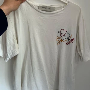 Vit t-shirt från Golden Goose - Vit t-shirt från Golden Goose som inte används längre, sparsamt använd och stilren till sommaren . Köptes för 1700kr online på miinto för länge sen.