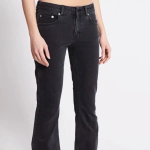 Svarta bootcut jeans - Svarta jeans med klassisk femficksdesign och bootcut passform. Jeansen har normalhög midja och raka ben som blir lite vidare nedtill. Perfekta för en avslappnad men ändå stilren look.