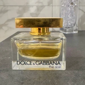 Dolce & Gabbana The One parfym - Säljer min dolce & Gabbana parfym som rymmer 50 ml men ungefär mer än hälften kvar (30ml) Köpte den för 900kr, men säljer för 320kr💛