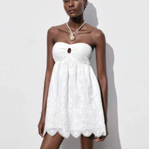 Vit axelbandslös kortklänning med broderade detaljer - Superfin oanvänd sommarklänning, nypris 250kr