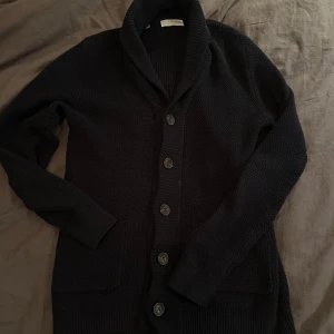 Blå cardigan  - Säljer en extremt snygg stilren cardigan från selected Home i topp skick. Perfekt till våren och kyliga sommarkvällar! 