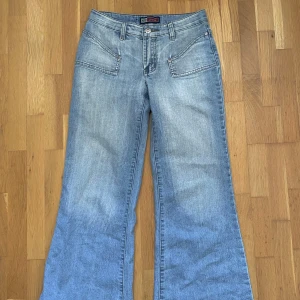 Blå bootcut jeansbyxor från HFC jeans - Säljer ett par ljusblå jeansbyxor med bootcut/utsvängd passform i storlek XS(W27,L30) Byxorna sitter väldigt fint på!  Skriv gjärna vid frågor priset går att diskuteras! 💖💖