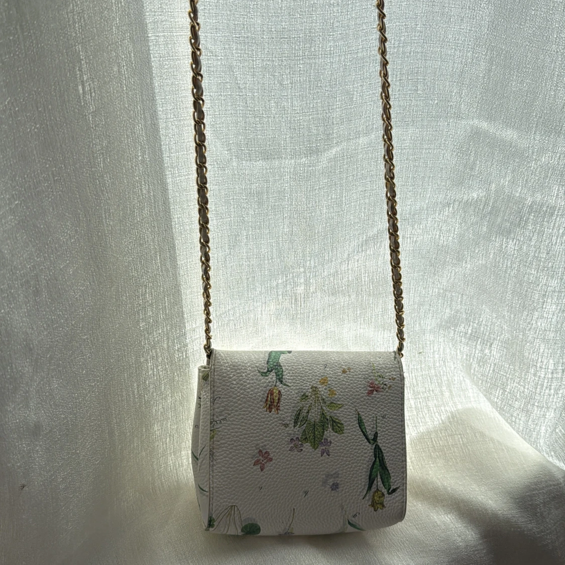 Vit axelväska med blommigt mönster och guldkedja - 2