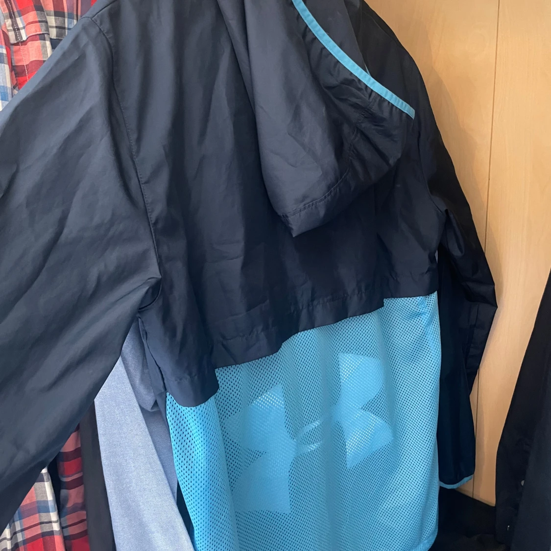 Blå vindjacka från Under Armour - 1