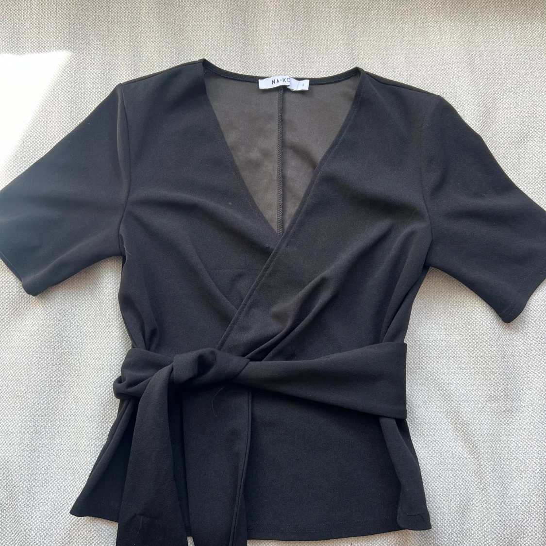 Svart omlottopp med knyt från NA-KD