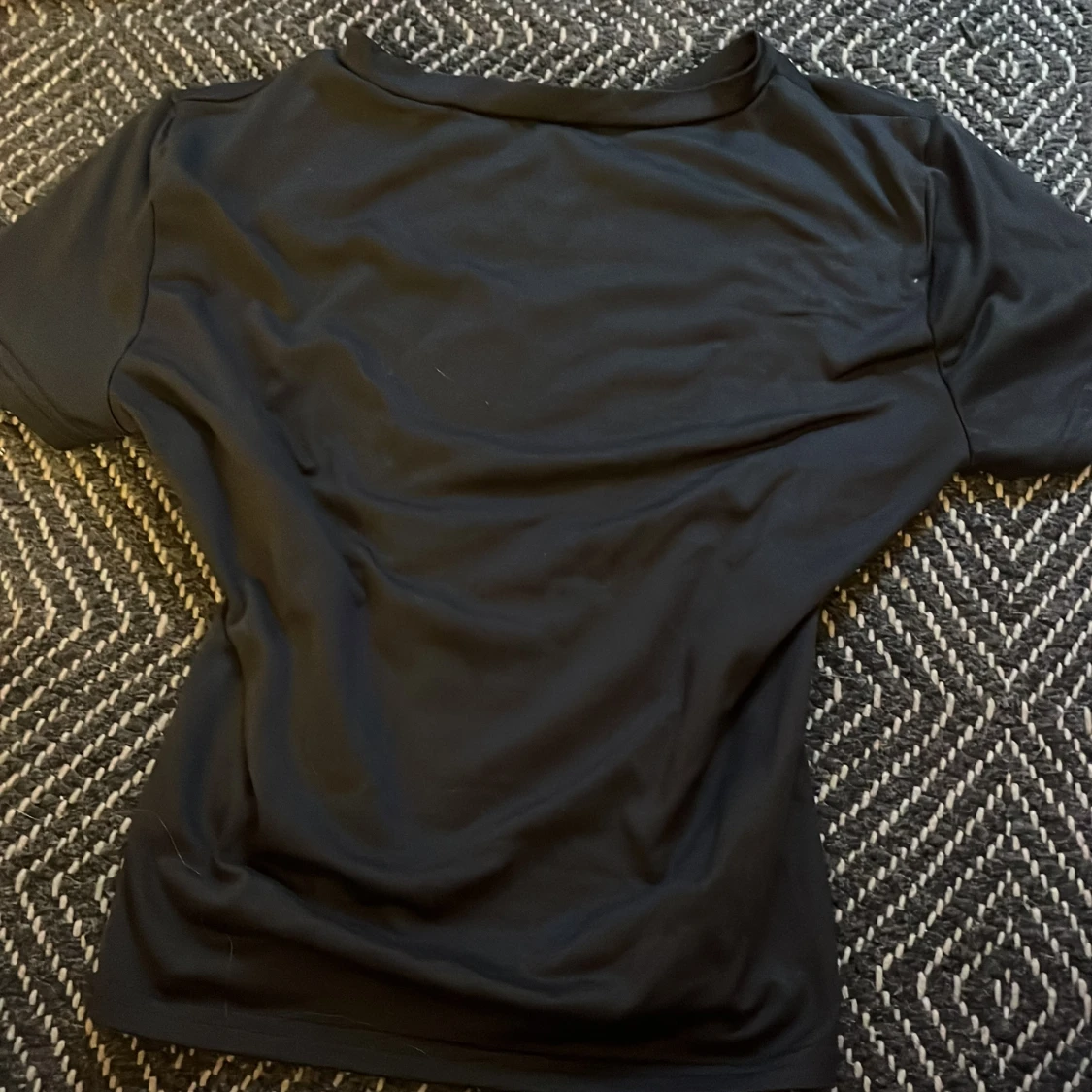 Svart t-shirt i syntetmaterial