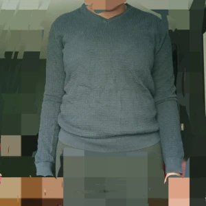 Mörkblå stickad tröja från Paul Hunter - Mörkblå stickad tröja med v-ringning från Paul Hunter. Tröjan har lång ärm och ett diskret, rutigt stickat mönster i strukturen. Perfekt för dig som gillar klassisk och enkel stil.