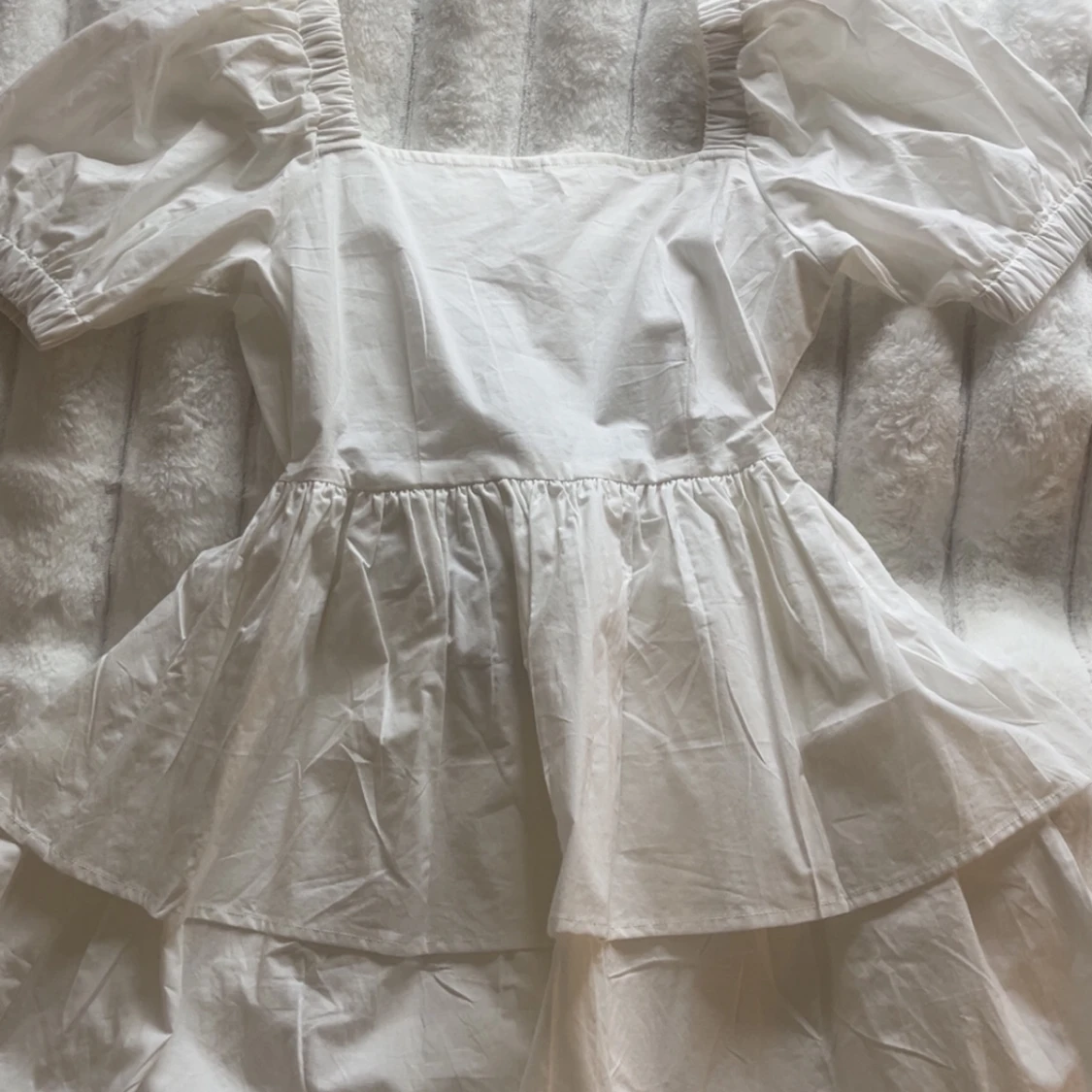 Vit kortklänning med puffärmar och volang - 1