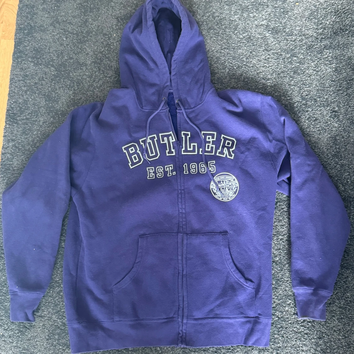 Lila hoodie med dragkedja från Butler - 1