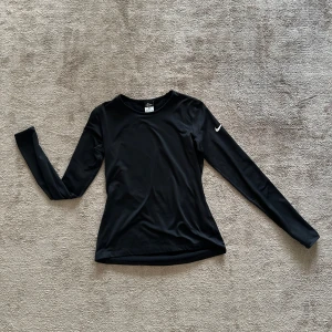 Löpartröja Nike - En svart löpar/träningströja med lite varmare material på insidan. Perfekt om man vill springa i lite kyligare väder. Snygg nike logga på ärmen, fint skick inga konstigheter :) 