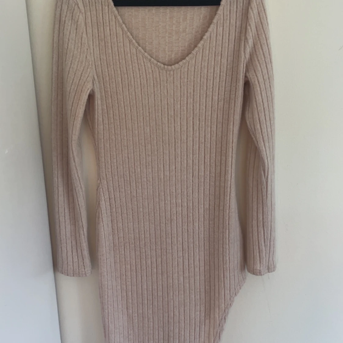 Beige ribbad långärmad klänning med slits - 2