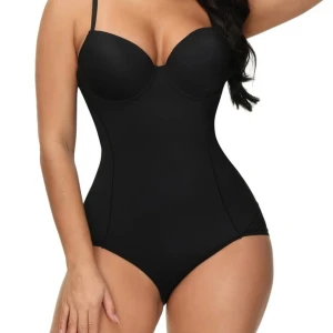 Svart bodysuit med spetsdetaljer - Säljer en svart bodysuit med justerbara axelband och vadderade kupor. Baksidan har genomskinliga spetsdetaljer med blommönster. Perfekt för att skapa en snygg siluett under kläderna. Helt ny, aldrig använd. 