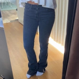 Svartgrå jeans - Säljer ett par klassiska svartgrå bootcut jeans. Jättesnygga!! Knappt använda