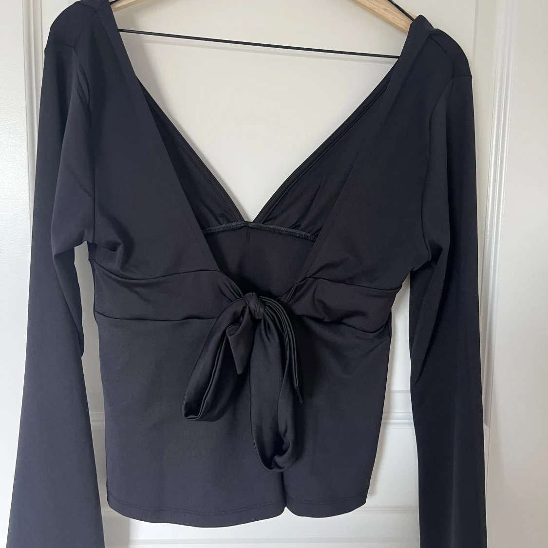 Svart långärmad topp med v-ringning och knyt  i ryggen - 1
