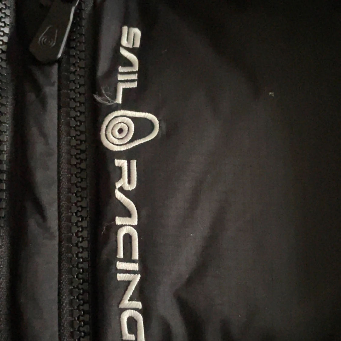 Svart dunjacka från Sail Racing - 2