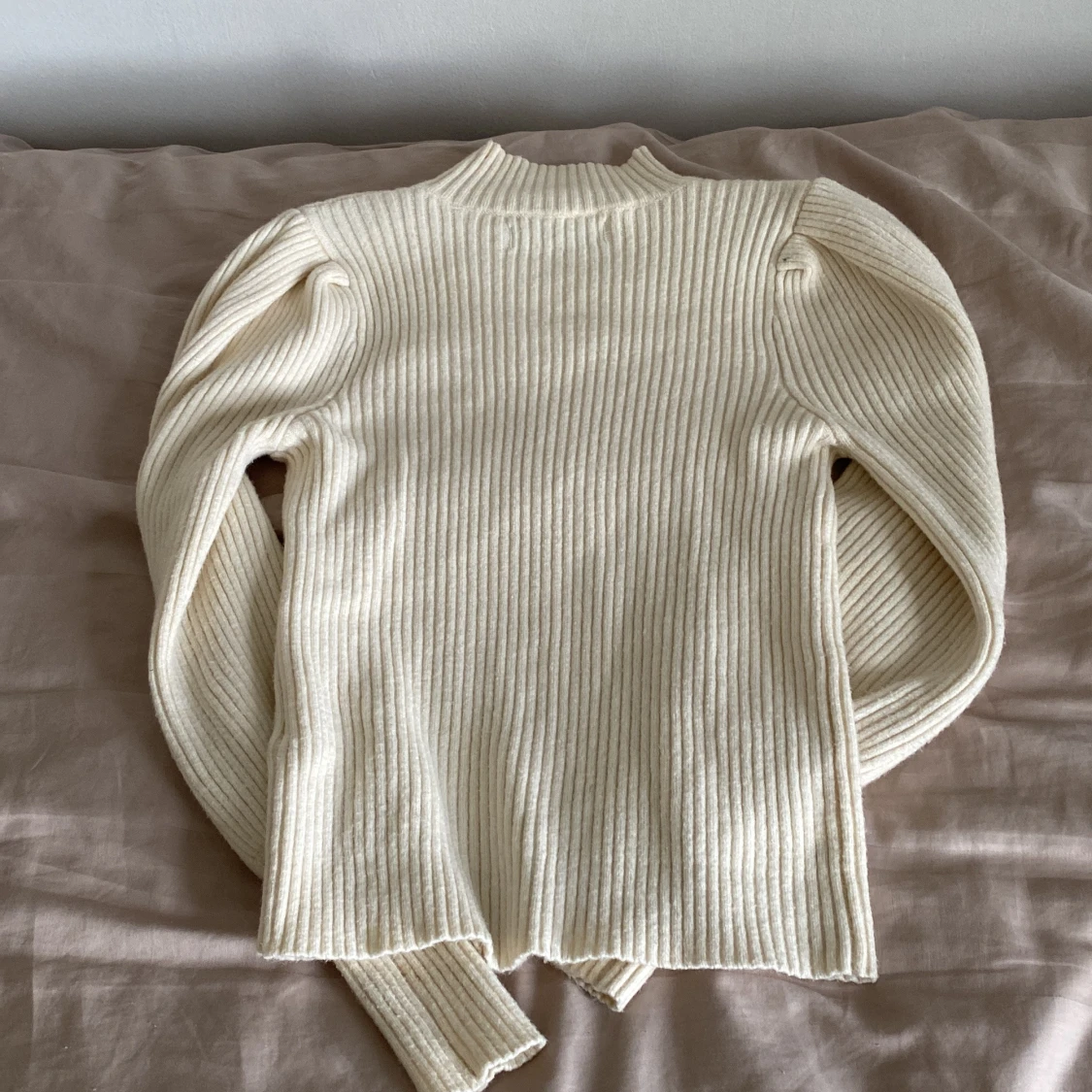Ribbad krämvit stickad tröja från ONLY - 1